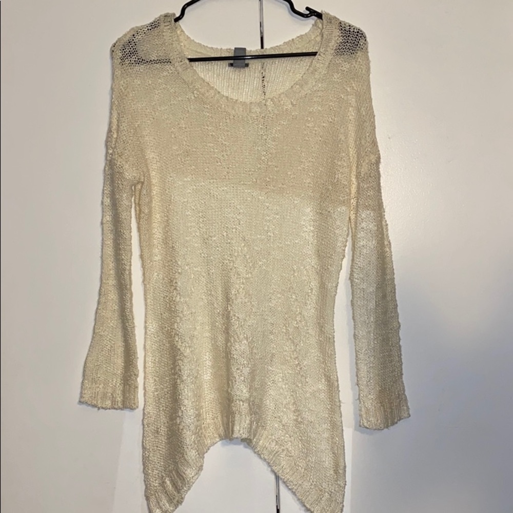 It’s a white and cream color flair long sleeve 🌟